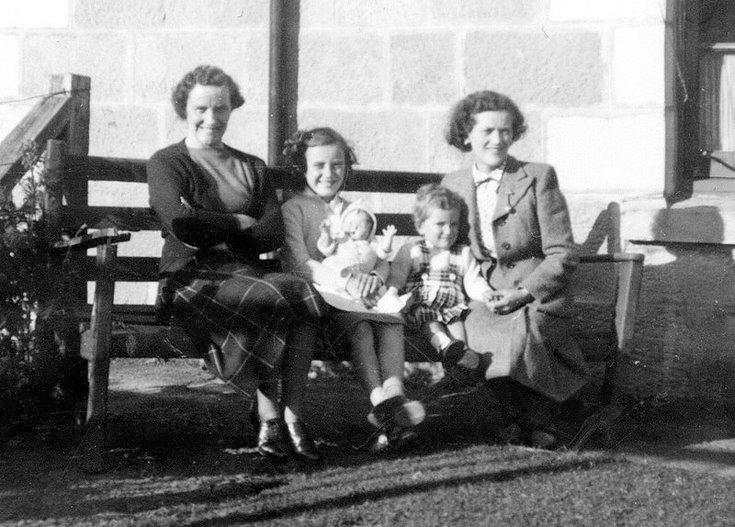 Bella Cowe and Margaret Judd and children