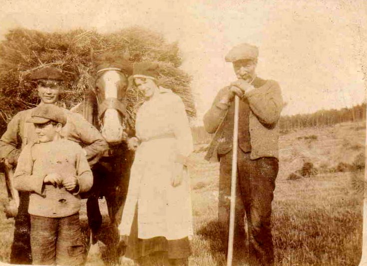Unknown family at Hillocks Farm, Alford